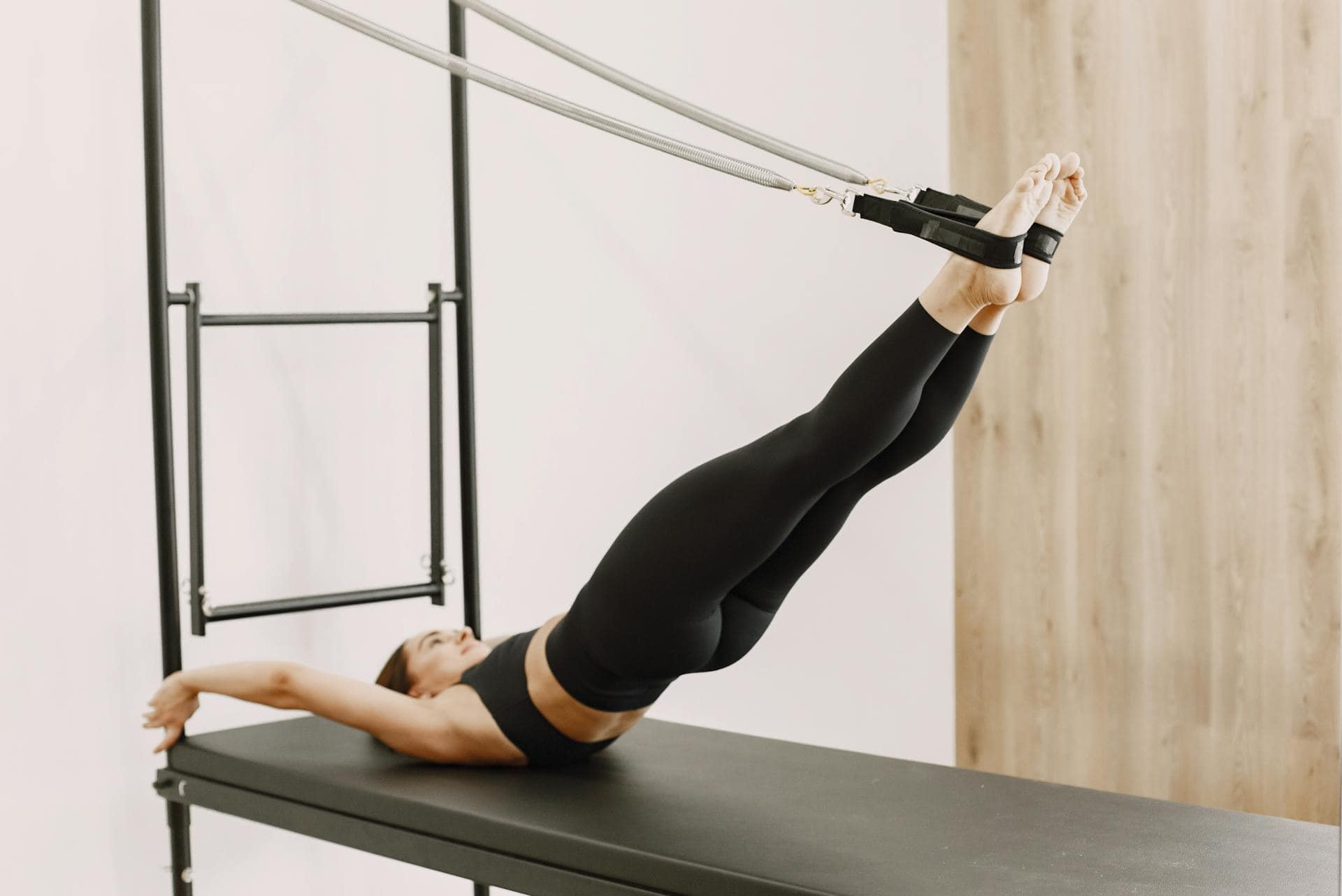 Pilates avec machine Springbaord  Elève pratiquant le Pilates avec Springbaord au studio Mouves Life à Toulon. Travail de posture, de renforcement musculaire profond, adapté à tous.